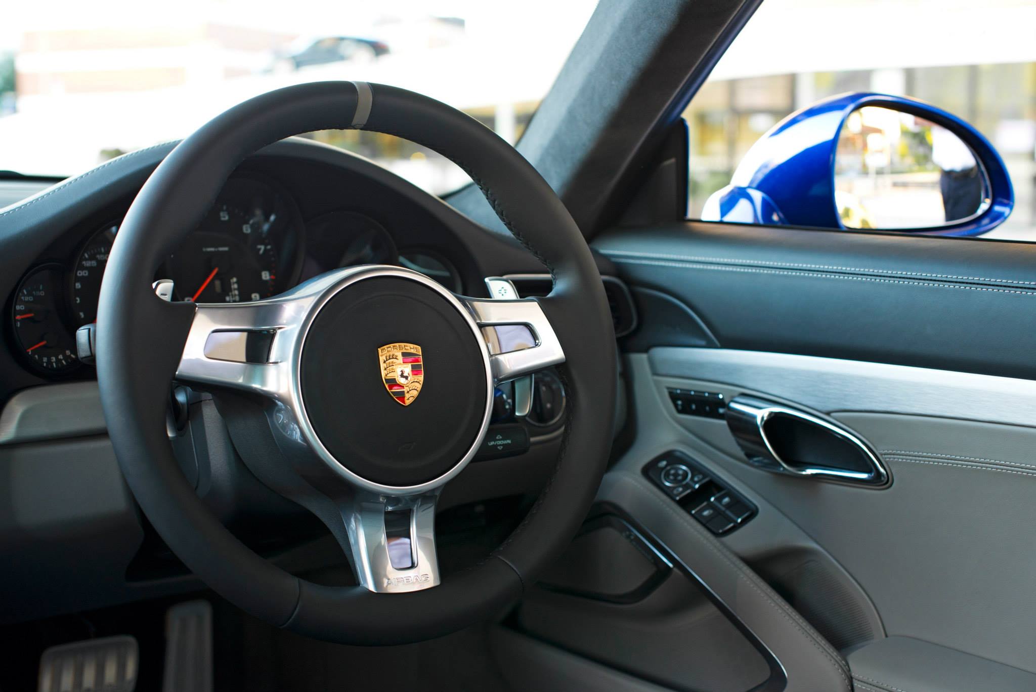 Cinco milhões de fãs da Porsche no Facebook 'ajudam' a customizar